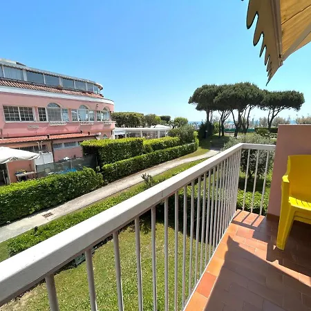 Seaside Terrace & Pool Getaway Lägenhet