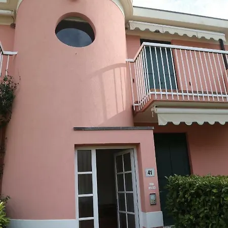Seaside Terrace & Pool Getaway Appartement Cavallino-Treporti