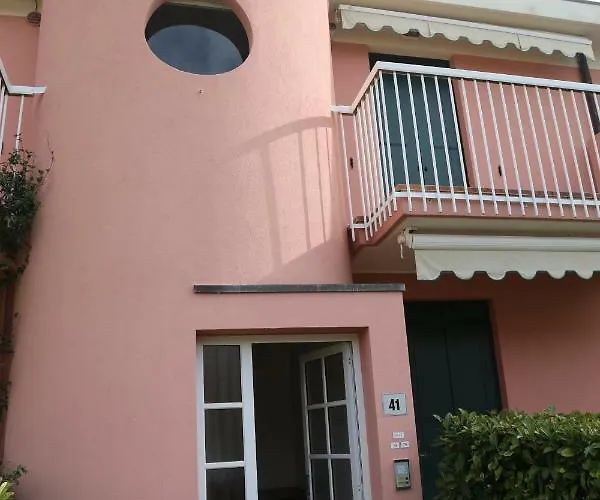 Seaside Terrace & Pool Getaway شقة كافالّينو