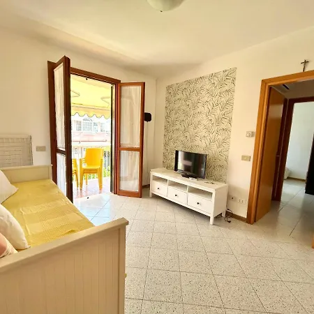 Seaside Terrace & Pool Getaway Apartment *